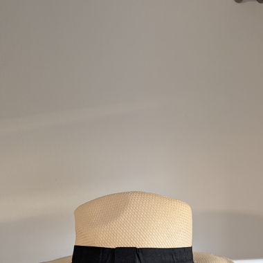 Sommerhut mit schwarzem Band