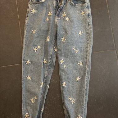 Jeans brodés fleurs
