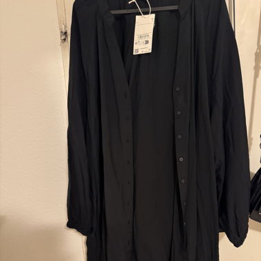 Langes schwarzes Hemd mit Knöpfen  Größe 54 