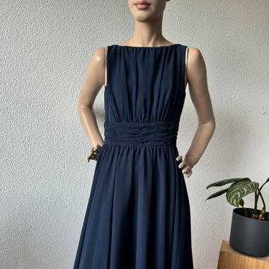 schönes dunkelblaues Cocktailkleid