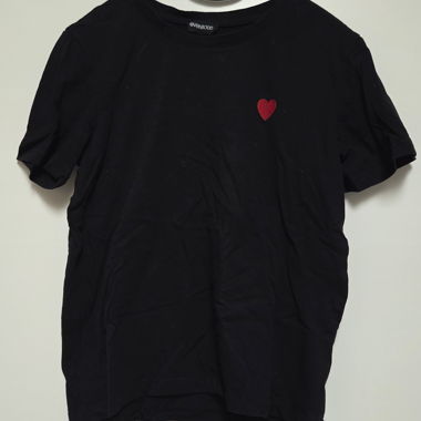 Schwarzes T-Shirt mit Herz