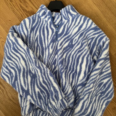 blau/weiss gestreifter Pullover