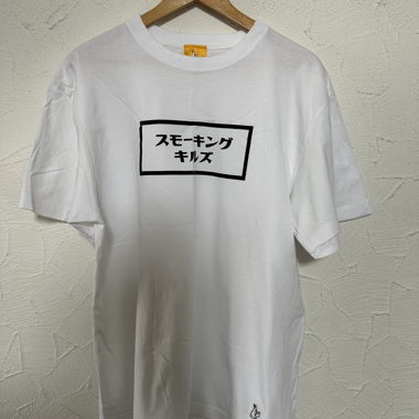 T-shirt bianca con caratteri giapponesi