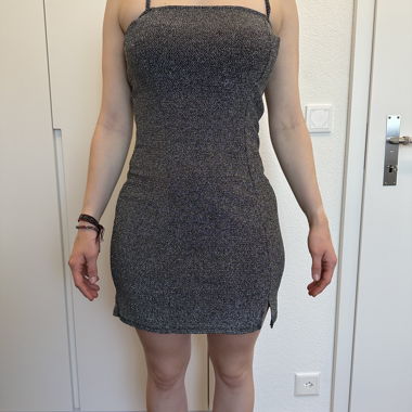 Robe moulante à fines bretelles pailletées