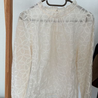 Bestickte Bluse im Stil
