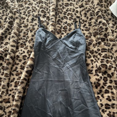 Robe noire satinée 