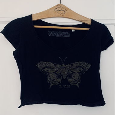 T-shirt nero con stampa di farfalle