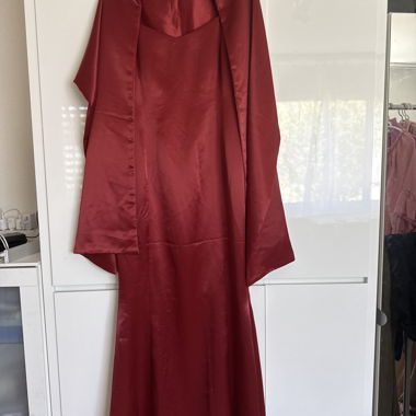 Rotes Seiden-Kleid mit Umhang