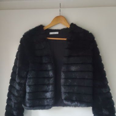 Schwarze Jacke von Mango mit Kunstfell (Gr. S)