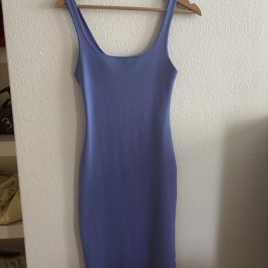 Blaues ärmelloses Kleid