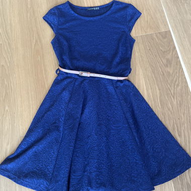 Robe bleue avec ceinture