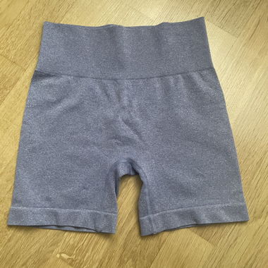 Pantaloncini sportivi corti e aderenti