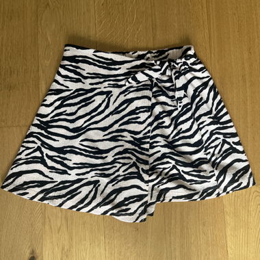 Jupe courte imprimé zèbre avec shorts en dessous