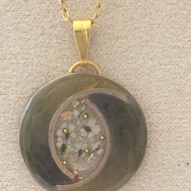 Elégant pendentif à fleurs blanches 