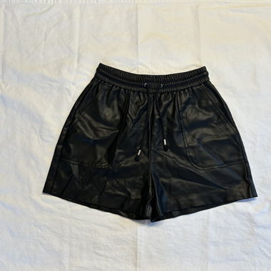 Shorts in Lederoptik