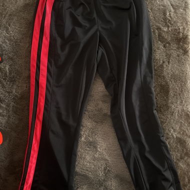 Pantaloni da allenamento adidas neri con strisce rosa