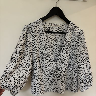 Blouse d'été avec joli détail de boutons