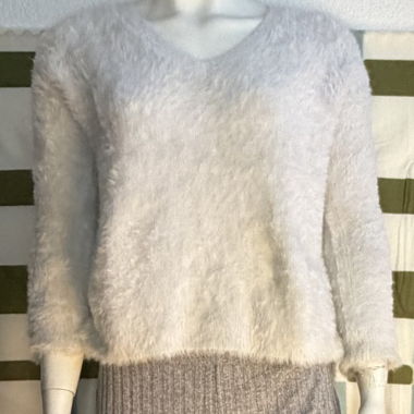 Weisser Flausch-Pullover