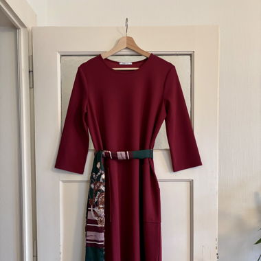 Robe bordeaux avec ceinture vert émeraude 