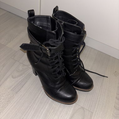 Bottes noires à laçage
