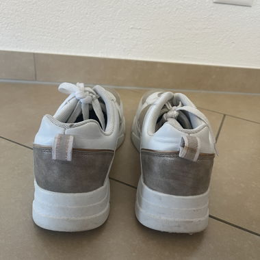 Sneaker bianchi con suola spessa