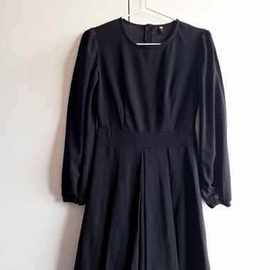 Schwarzes Kleid