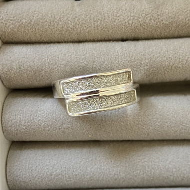 Elegant silver ring 