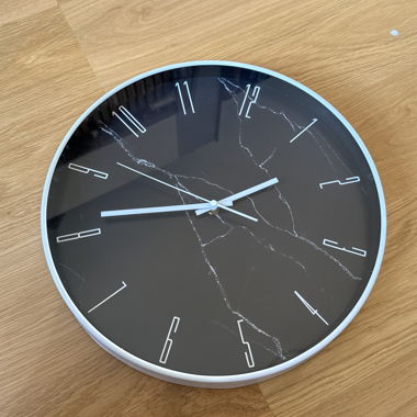 Wanduhr in Marmoroptik