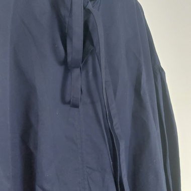 COS Marineblaue Hemdblusenkleid