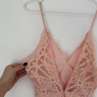 Robe en dentelle rose saumon