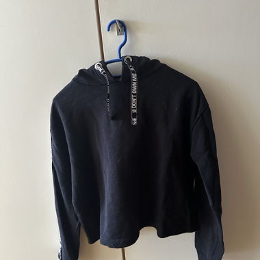 Schwarzer Hoodie mit Schriftband