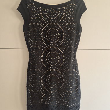 Robe moulante noire ajourée