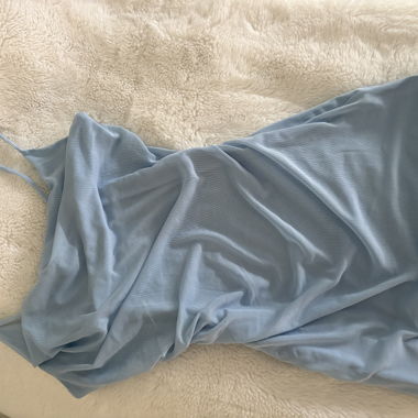 Miniabito in raso azzurro chiaro