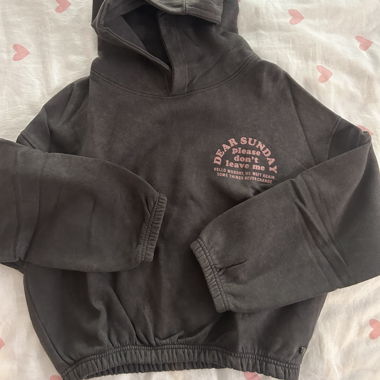 Felpa nera con stampa rosa