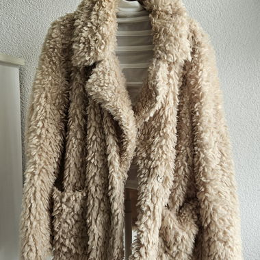 Manteau en fausse fourrure beige