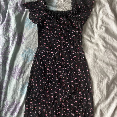 robe noire fleurie (super cute)