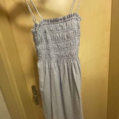 Graues Tragekleid mit Traegern