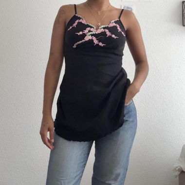 Top in canottiera nero ricamato