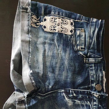 Short en jean avec jolis motifs