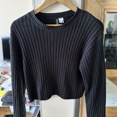 Kurzer schwarzer Strickpullover
