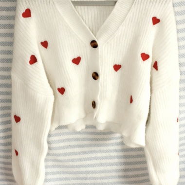 weiße Strickjacke mit roten Herzen