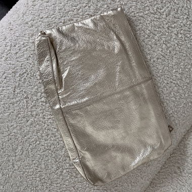 Grosse gold-metallic Lederclutch