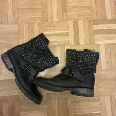 Steve Madden Nieten-Bikerstiefel