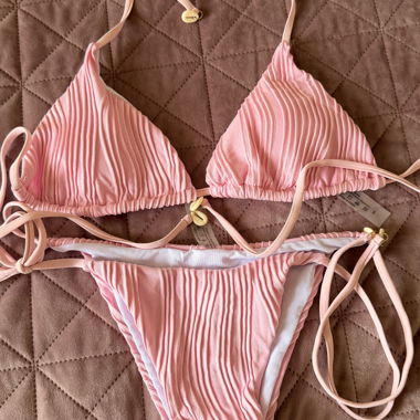 Bikini rosa con dettagli a conchiglia