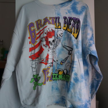Pull blanc et bleu avec imprimé