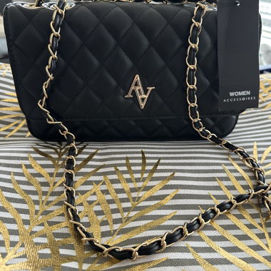 Schwarze Umhaengetasche mit Kette