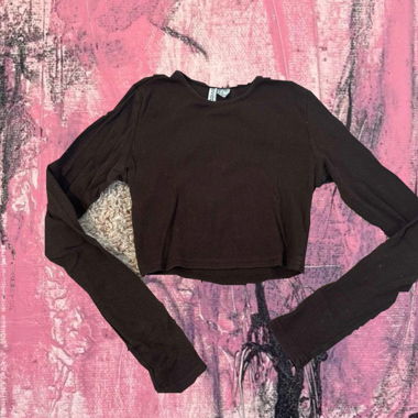 Dunkelbraunes Crop-Top mit langen Ärmeln
