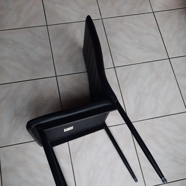 Chaises noires en simili cuir élégantes 