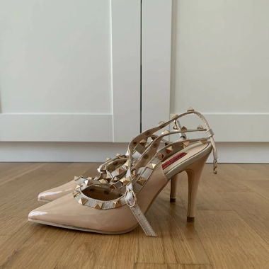 Lackheels mit goldfarbenden Nieten