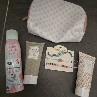 Set di pochette cosmetiche con prodotti per la cura